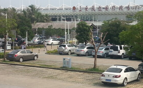 如何在三亚租车